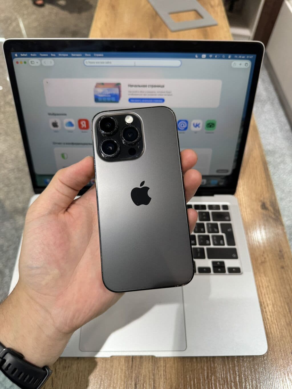 IPhone 14 Pro, Б/у, 256 ГБ, Jet Black, Защитное стекло, Чехол, 86 %