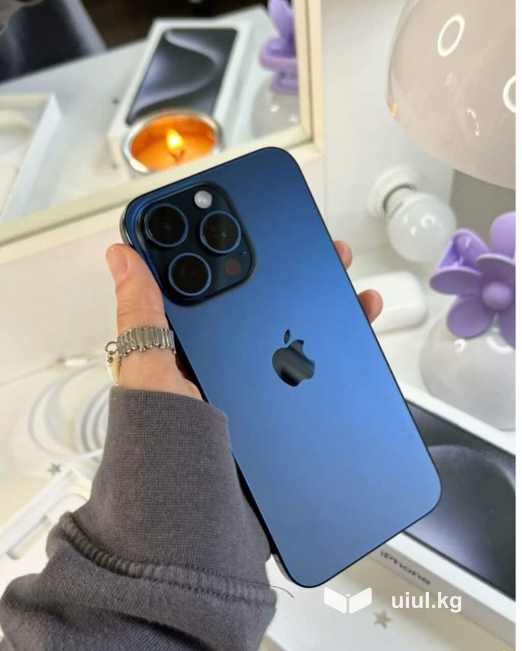 IPhone (серия Pro), цвет синий - Корпус с матовым стеклом и плоскими
