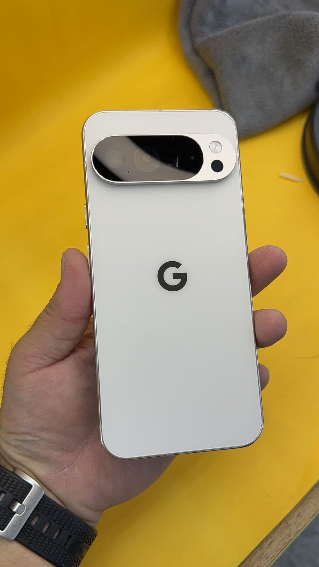 Google Pixel 10 Pro XL, Б/у, 256 ГБ, 1 SIM, eSIM