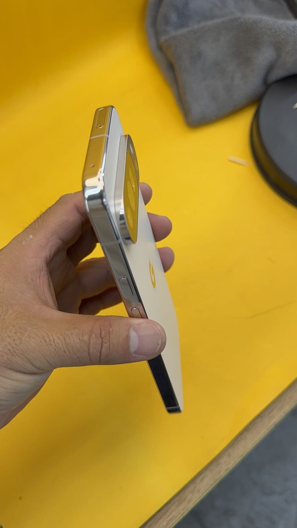 Google Pixel 10 Pro XL, Б/у, 256 ГБ, 1 SIM, eSIM 2 из 12