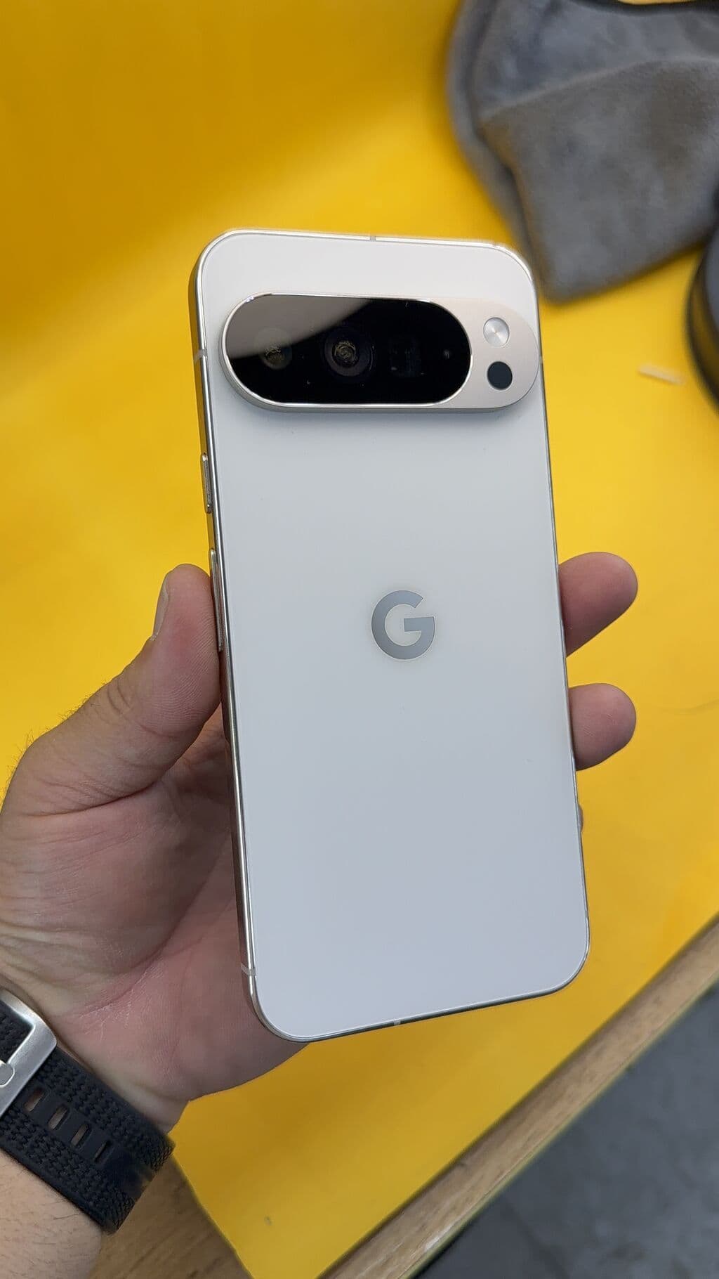 Google Pixel 10 Pro XL, Б/у, 256 ГБ, 1 SIM, eSIM 4 из 12