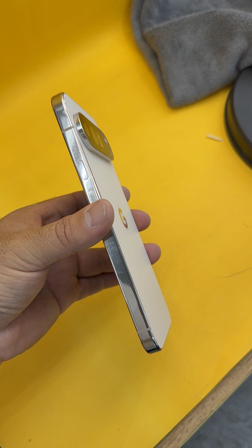 Google Pixel 10 Pro XL, Б/у, 256 ГБ, 1 SIM, eSIM 7 из 12