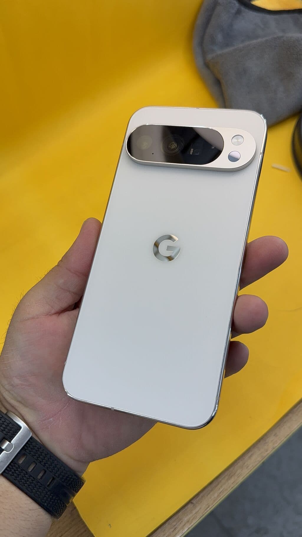 Google Pixel 10 Pro XL, Б/у, 256 ГБ, 1 SIM, eSIM 9 из 12