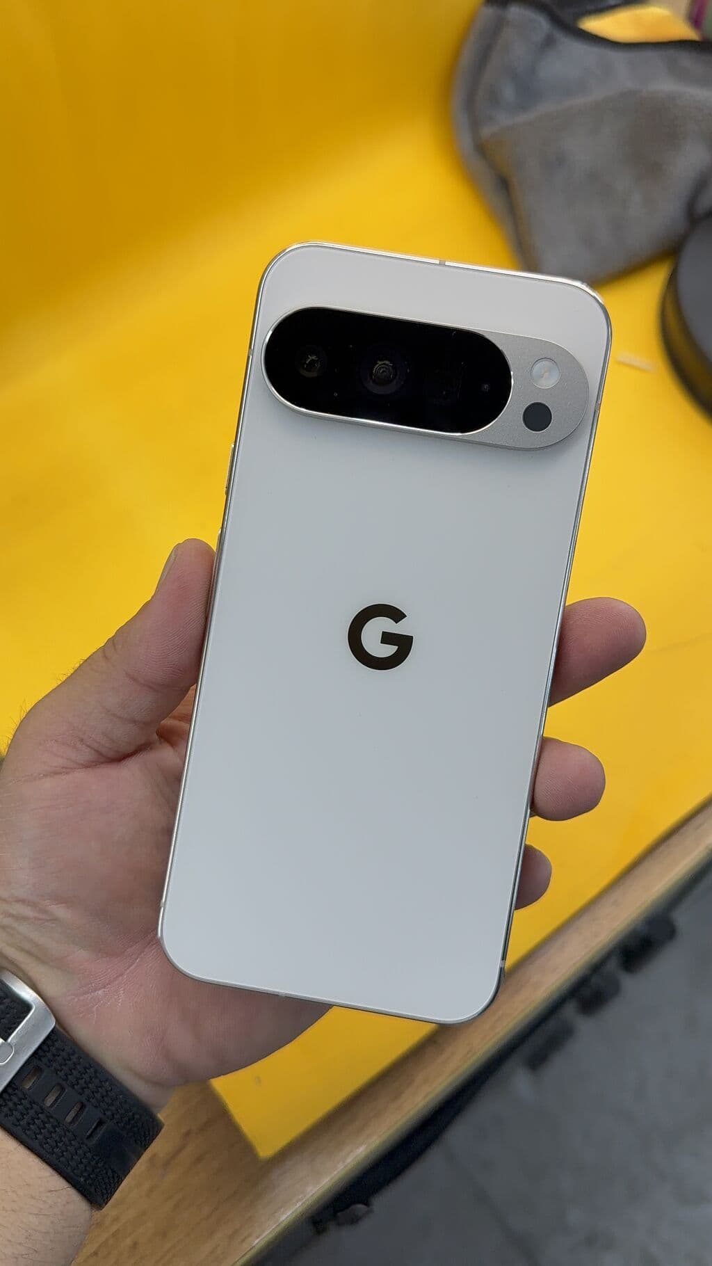 Google Pixel 10 Pro XL, Б/у, 256 ГБ, 1 SIM, eSIM 10 из 12