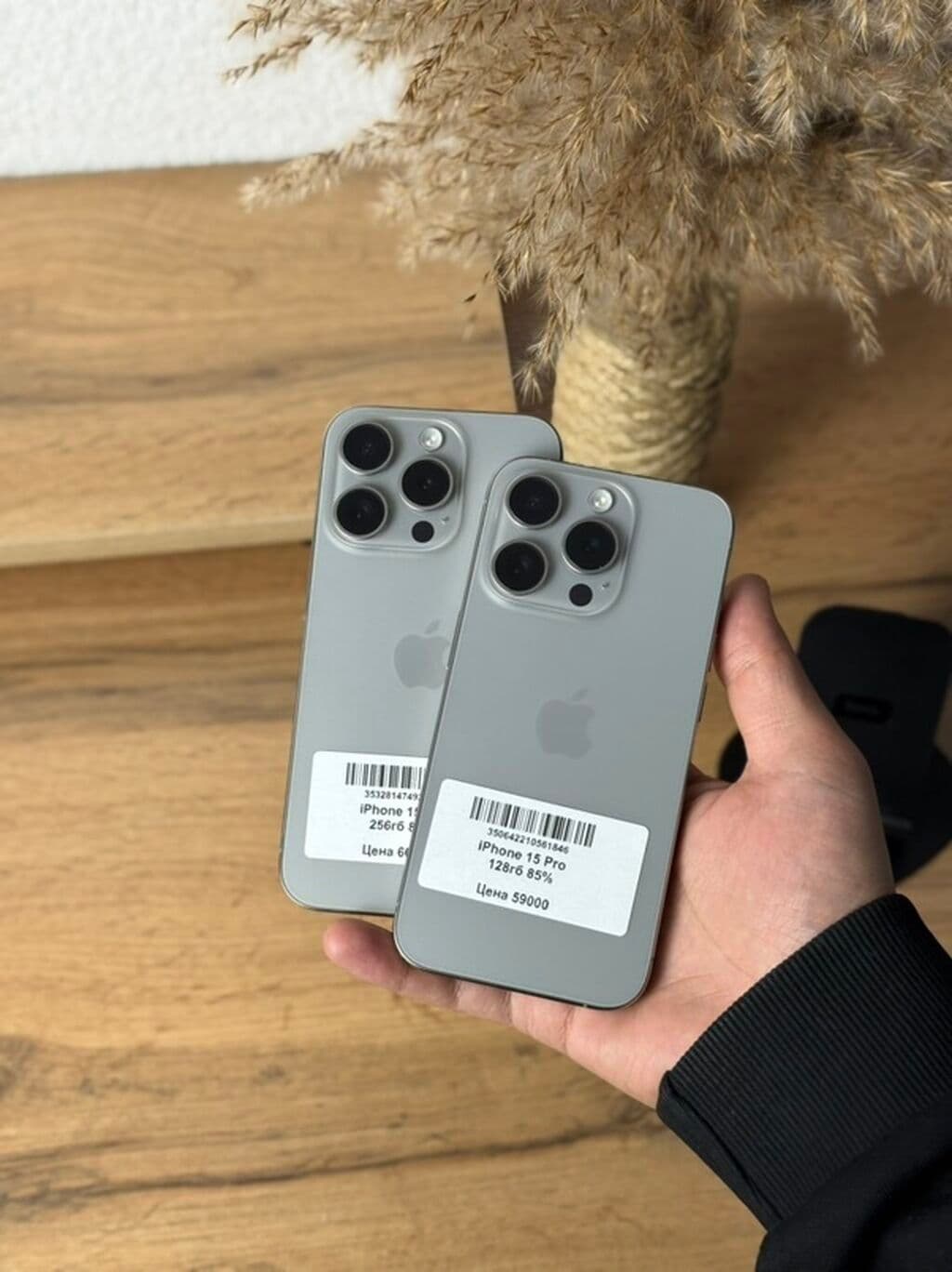 IPhone 15 Pro, Б/у, 128 ГБ, Natural Titanium, Кабель, Зарядное устройство, Защитное стекло, 85 %