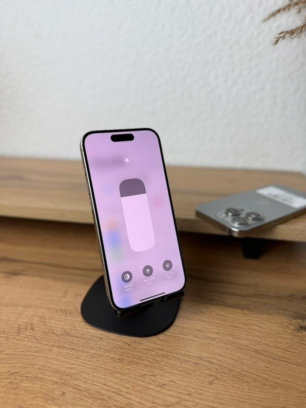IPhone 15 Pro, Б/у, 128 ГБ, Natural Titanium, Кабель, Зарядное устройство, Защитное стекло, 85 % 4 из 6
