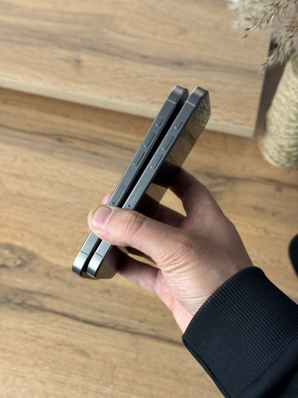 IPhone 15 Pro, Б/у, 128 ГБ, Natural Titanium, Кабель, Зарядное устройство, Защитное стекло, 85 % 6 из 6