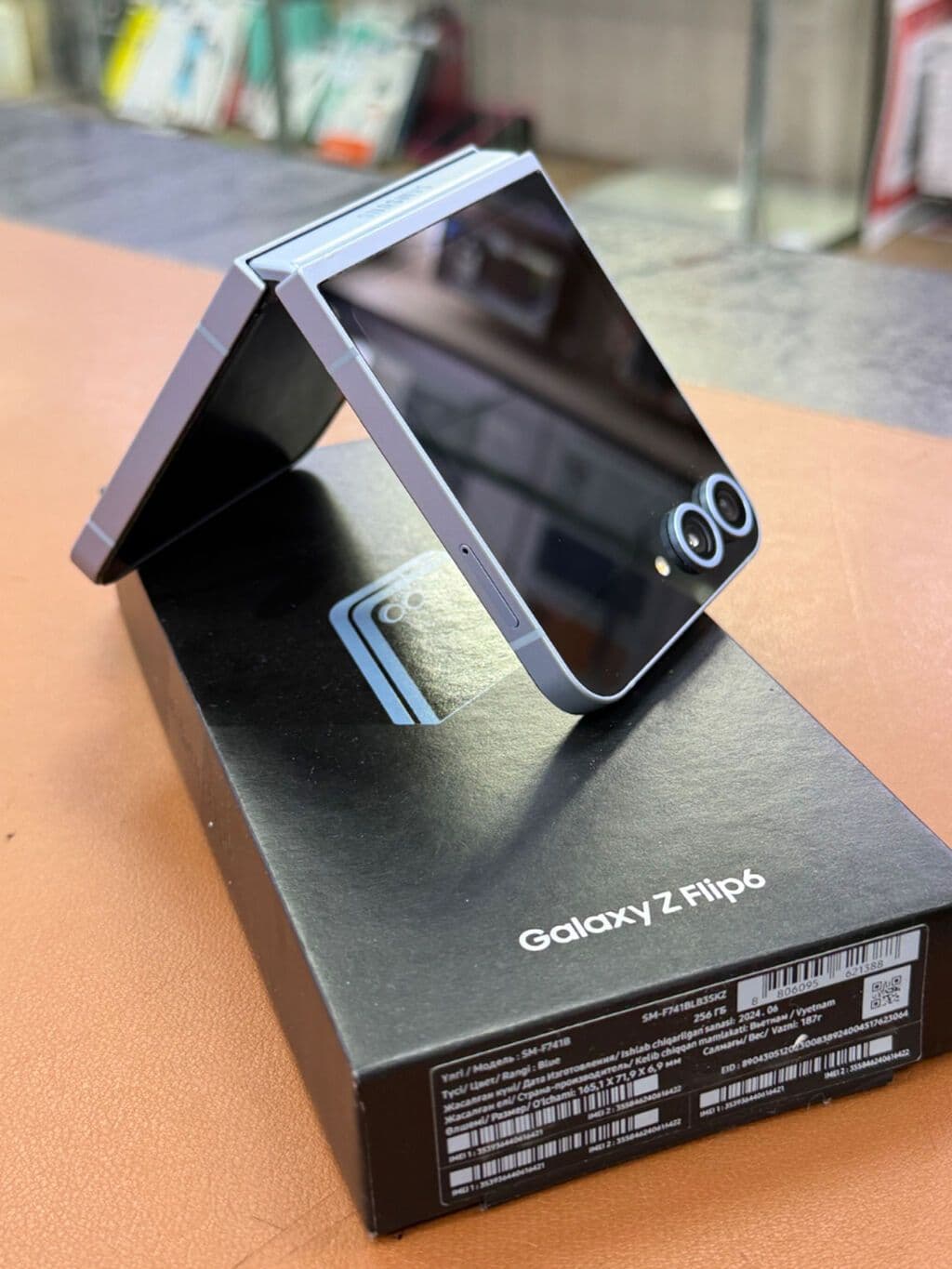 Samsung Galaxy Z Flip6, Б/у, 256 ГБ, цвет - Голубой, В рассрочку 1 из 3