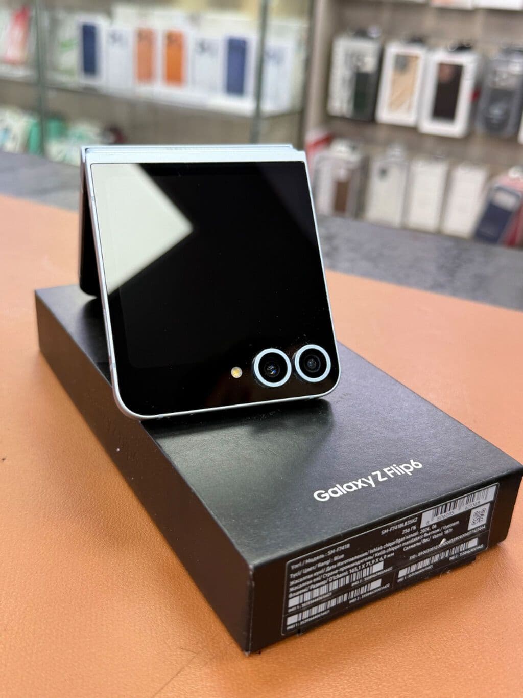 Samsung Galaxy Z Flip6, Б/у, 256 ГБ, цвет - Голубой, В рассрочку 2 из 3