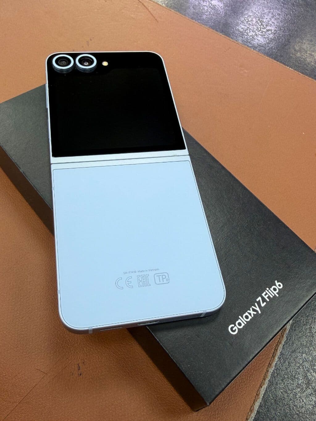 Samsung Galaxy Z Flip6, Б/у, 256 ГБ, цвет - Голубой, В рассрочку 3 из 3