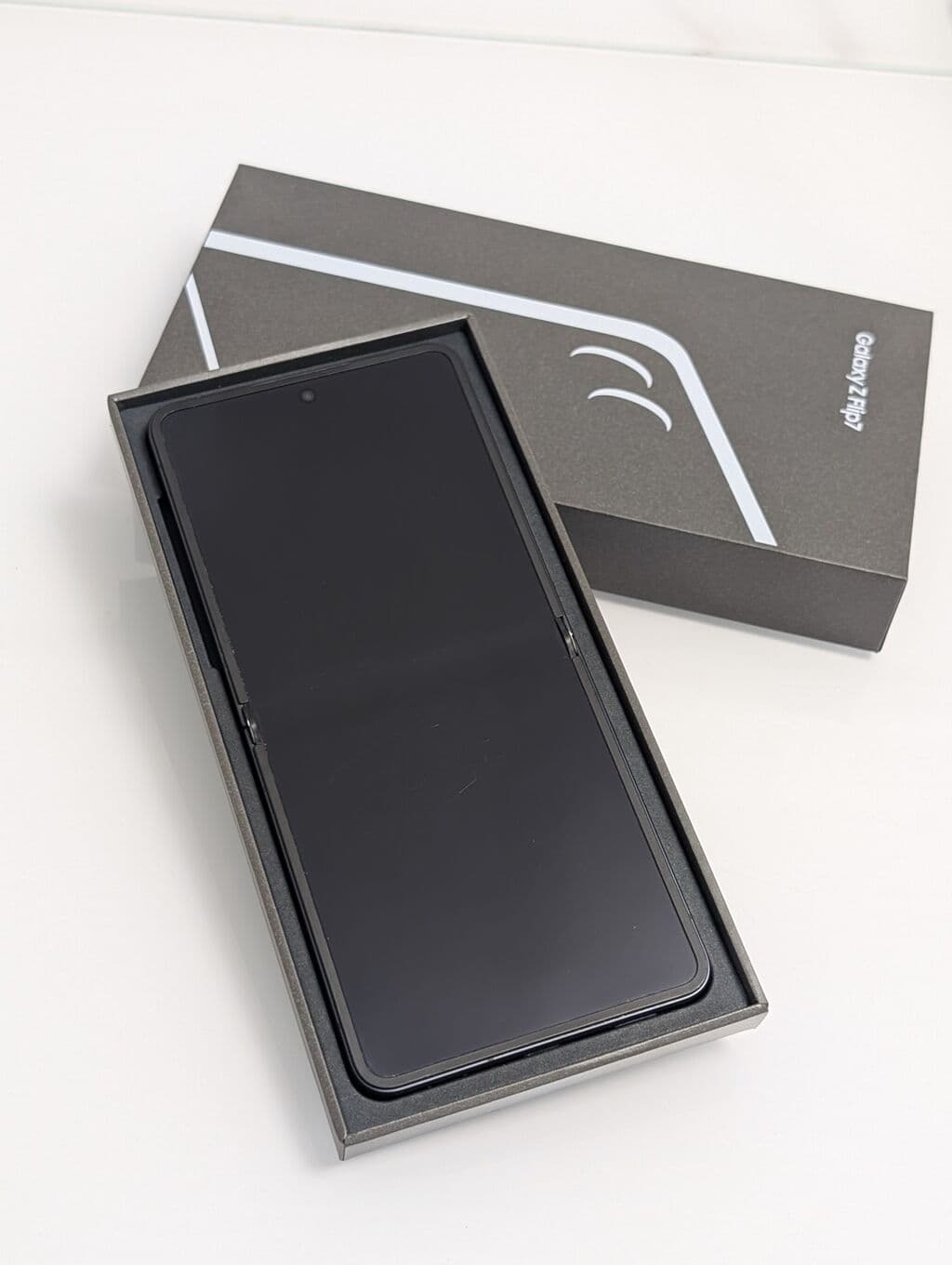 Samsung Galaxy Z Flip7, Б/у, 512 ГБ, цвет - Черный, 2 SIM 2 из 12