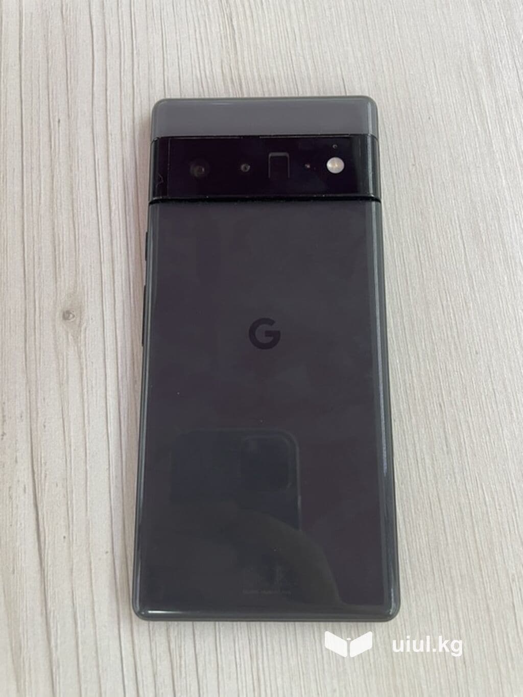 Google Pixel 6 — смартфон с фирменным дизайном «визора» камеры и 1 из 2