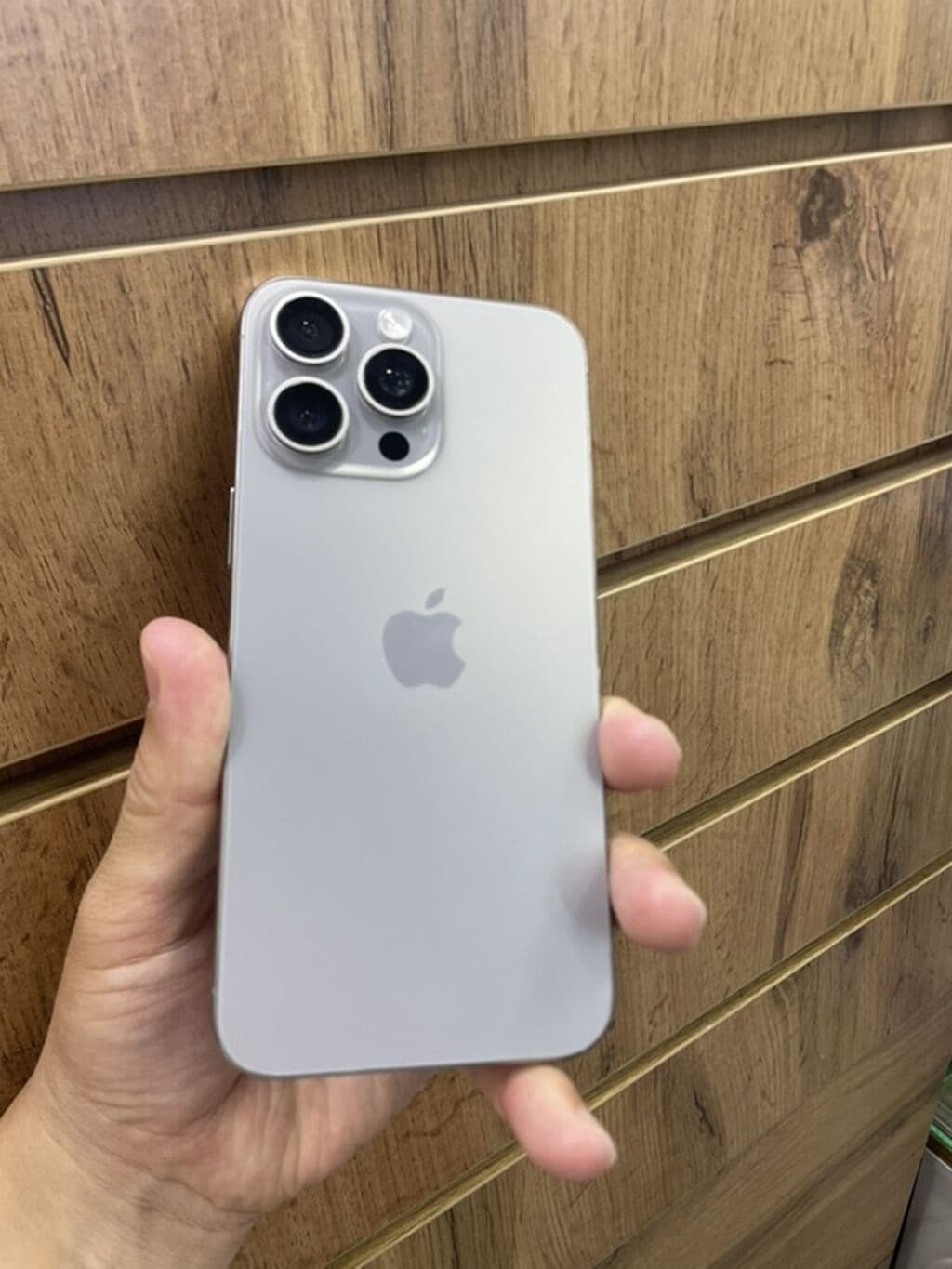 IPhone 15 Pro Max, титановый корпус (цвет светлый), модель MJTJ3J/A