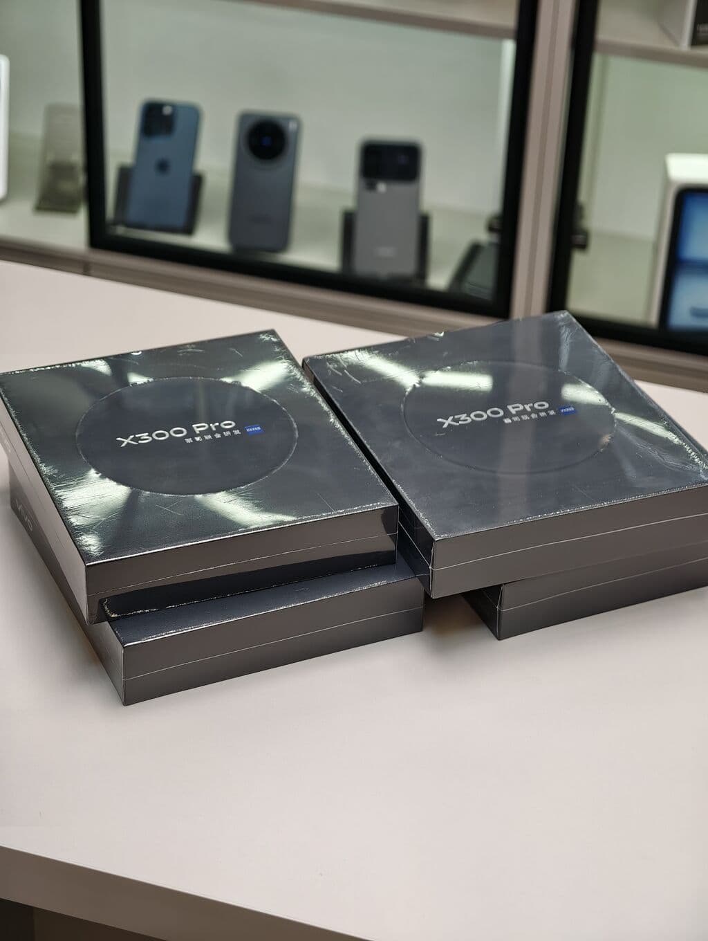 Vivo X300 Pro, Новый, 256 ГБ, цвет - Черный, 2 SIM 2 из 3