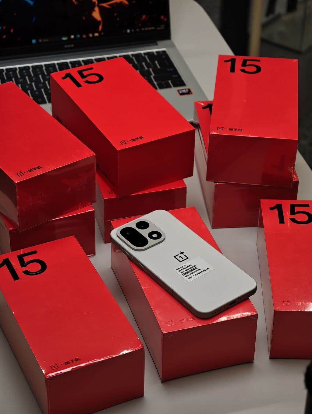OnePlus 15, Новый, 256 ГБ, цвет - Бежевый, 2 SIM 1 из 2