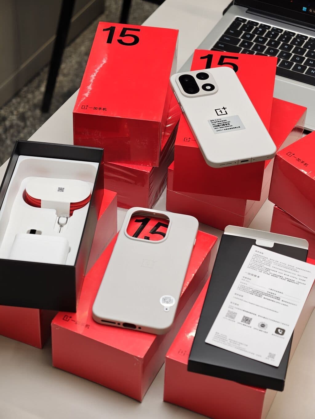OnePlus 15, Новый, 256 ГБ, цвет - Бежевый, 2 SIM 2 из 2