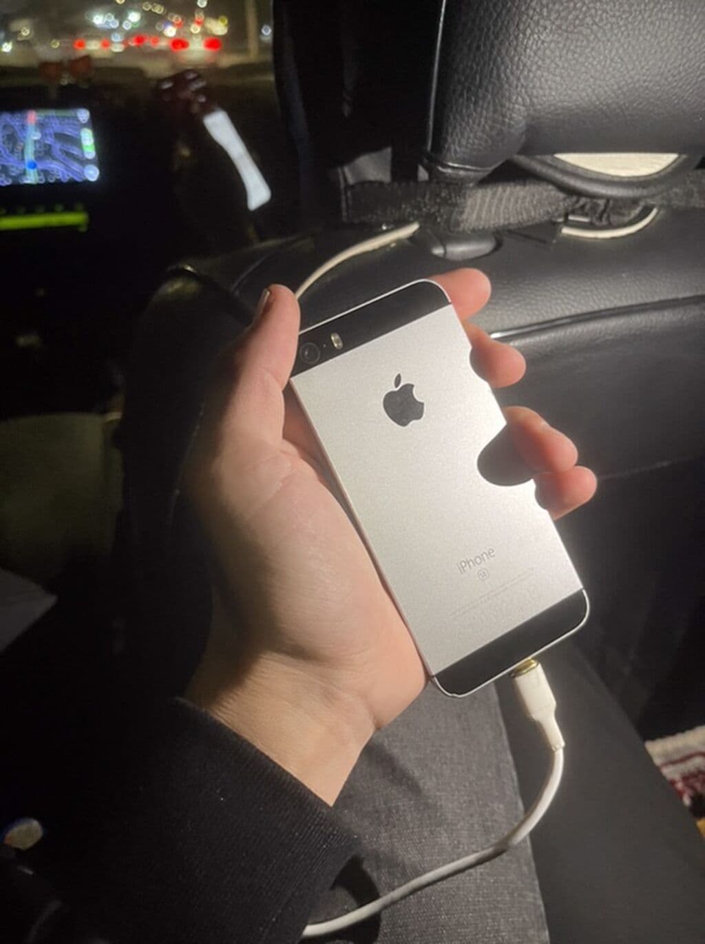 IPhone SE, Б/у, 32 ГБ, Серебристый, Кабель, 65 %