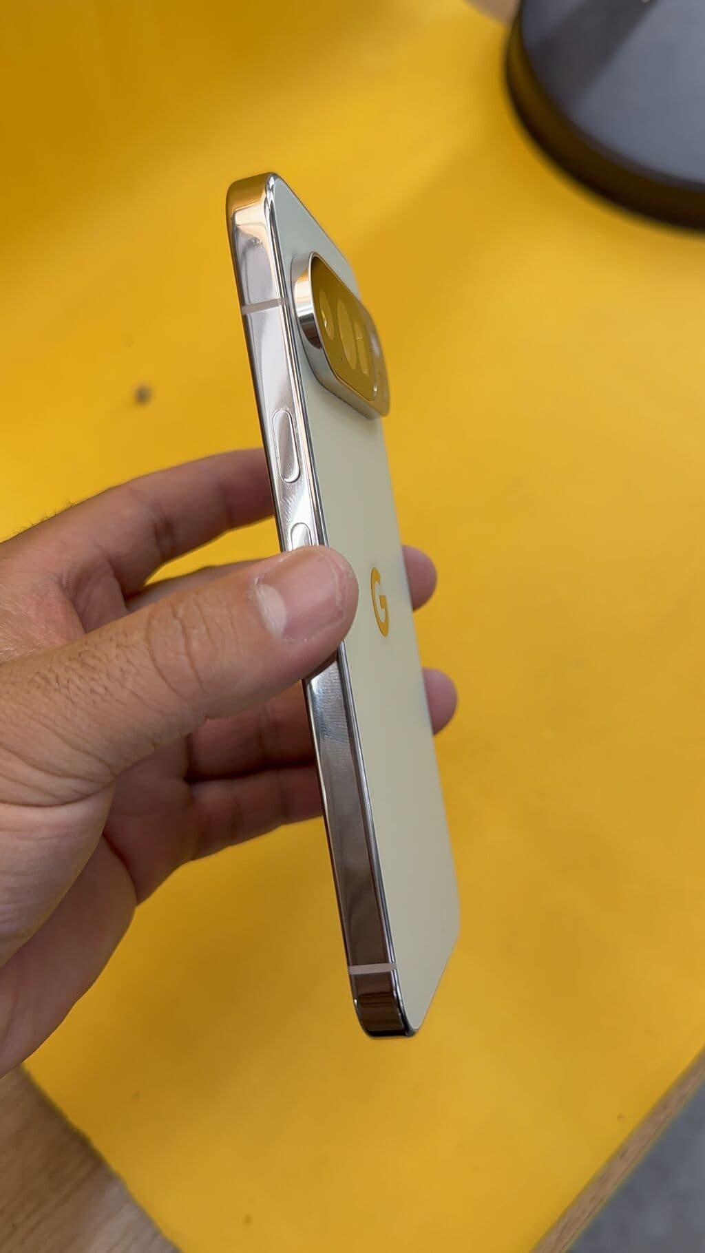 Google Pixel 10 Pro, Б/у, 256 ГБ, 1 SIM, eSIM 2 из 11