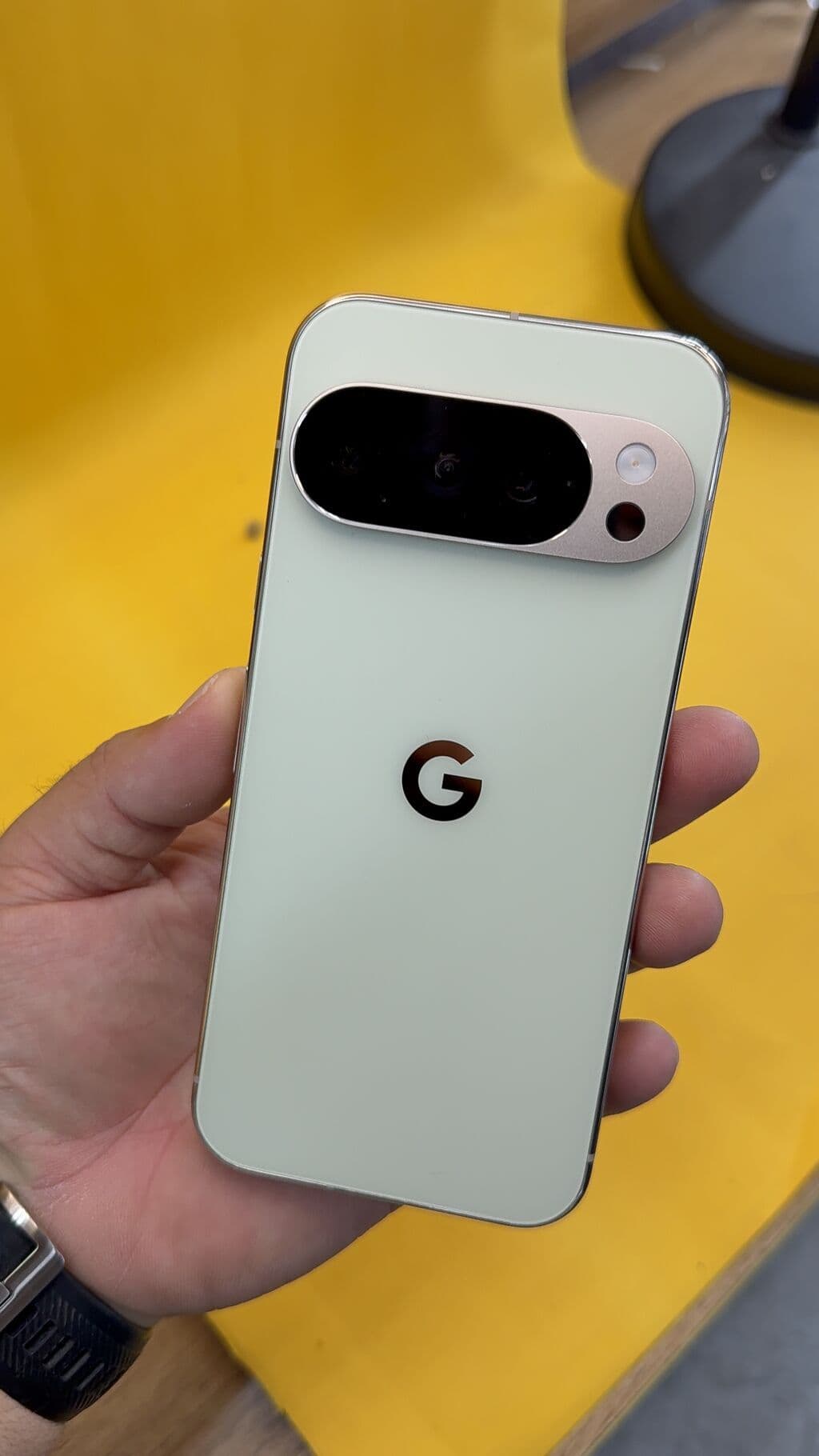 Google Pixel 10 Pro, Б/у, 256 ГБ, 1 SIM, eSIM 4 из 11