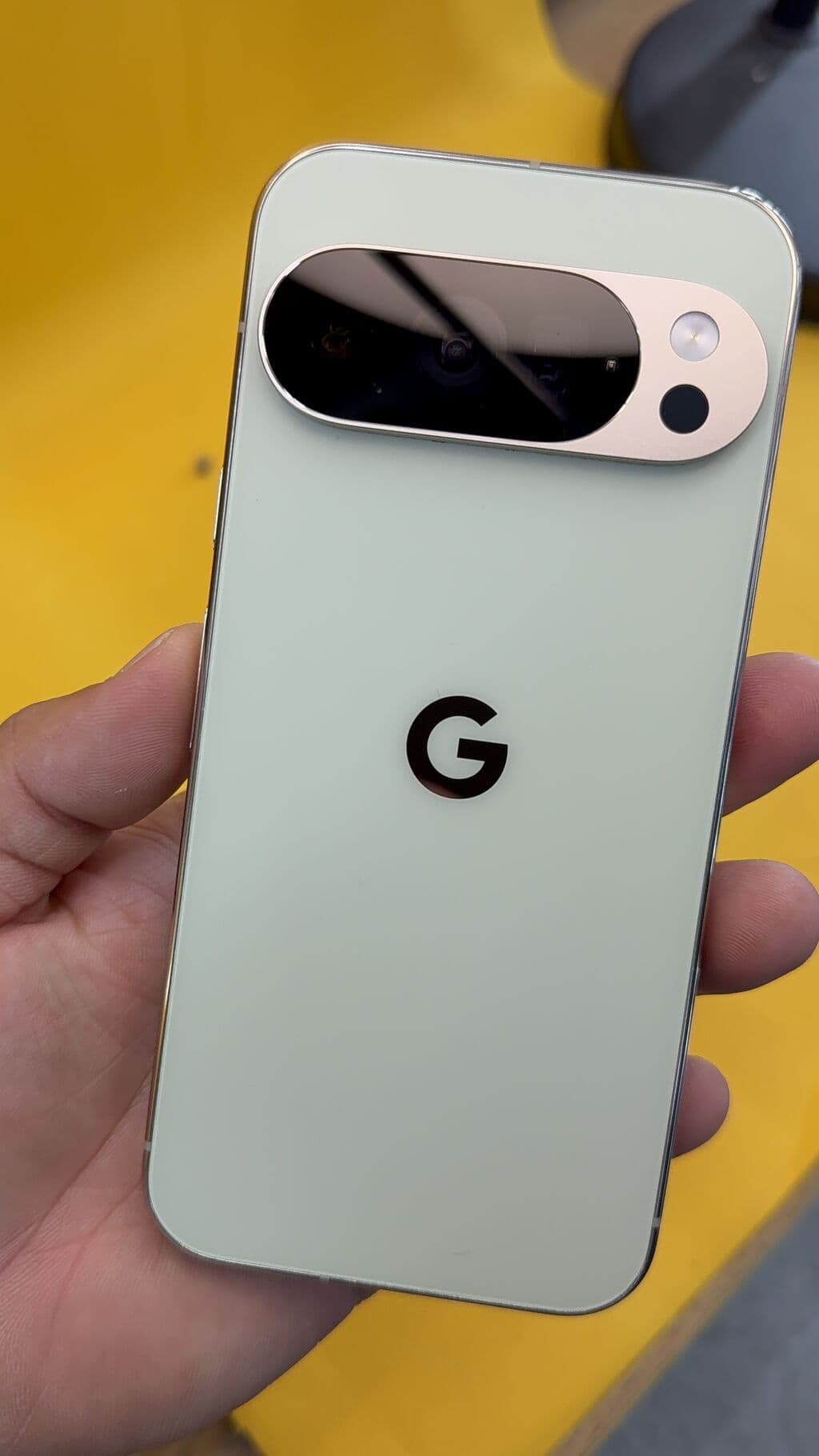 Google Pixel 10 Pro, Б/у, 256 ГБ, 1 SIM, eSIM 8 из 11