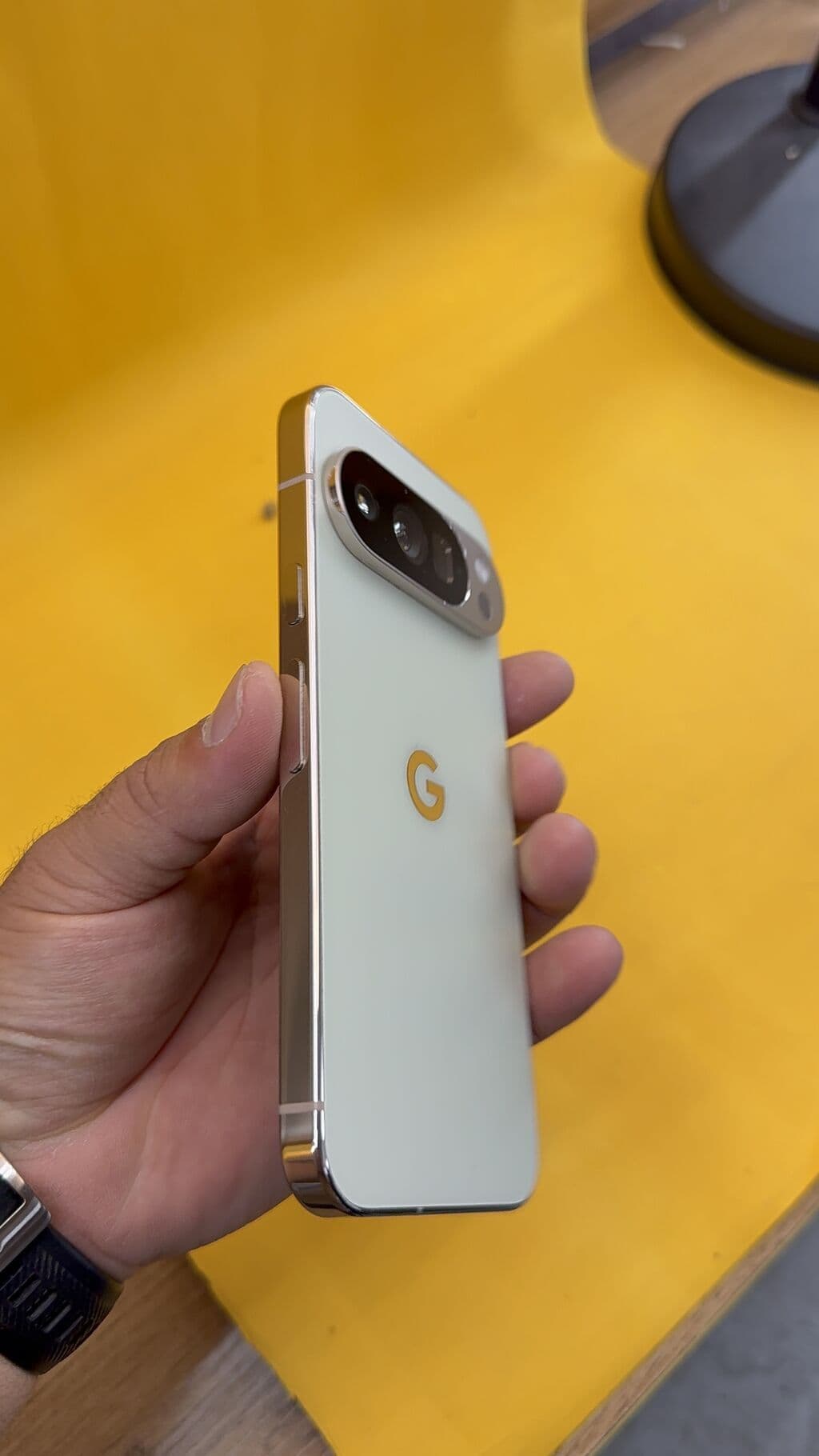 Google Pixel 10 Pro, Б/у, 256 ГБ, 1 SIM, eSIM 9 из 11