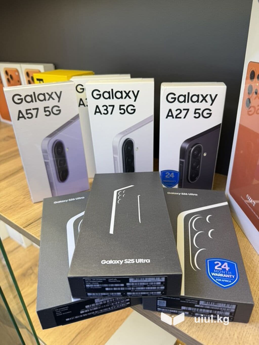 Смартфоны Samsung Galaxy — в фирменных коробках. Модели