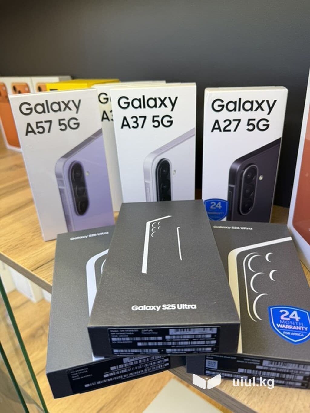 Смартфоны Samsung Galaxy — в фирменных коробках. Модели 2 из 7
