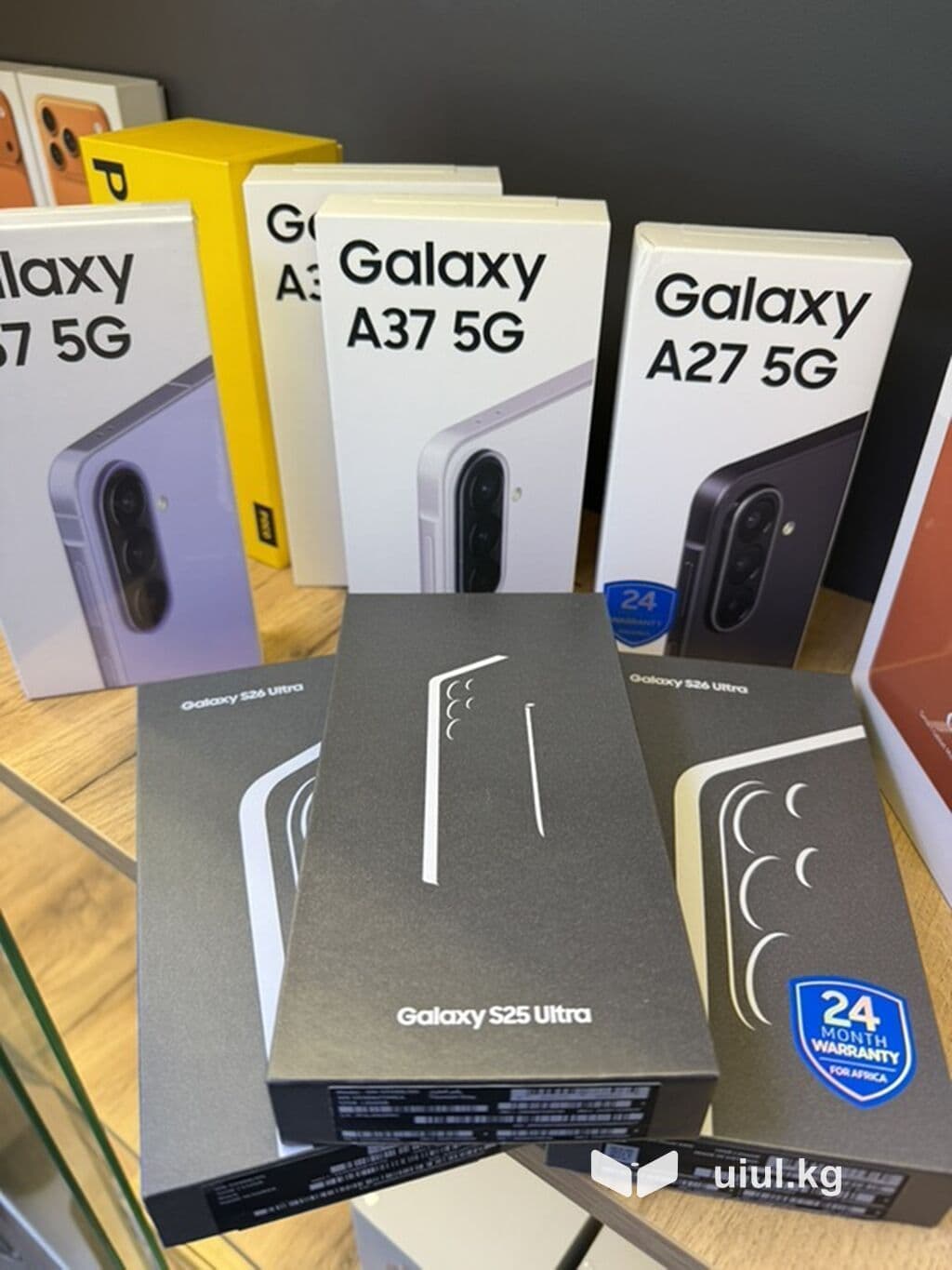 Смартфоны Samsung Galaxy — в фирменных коробках. Модели 4 из 7