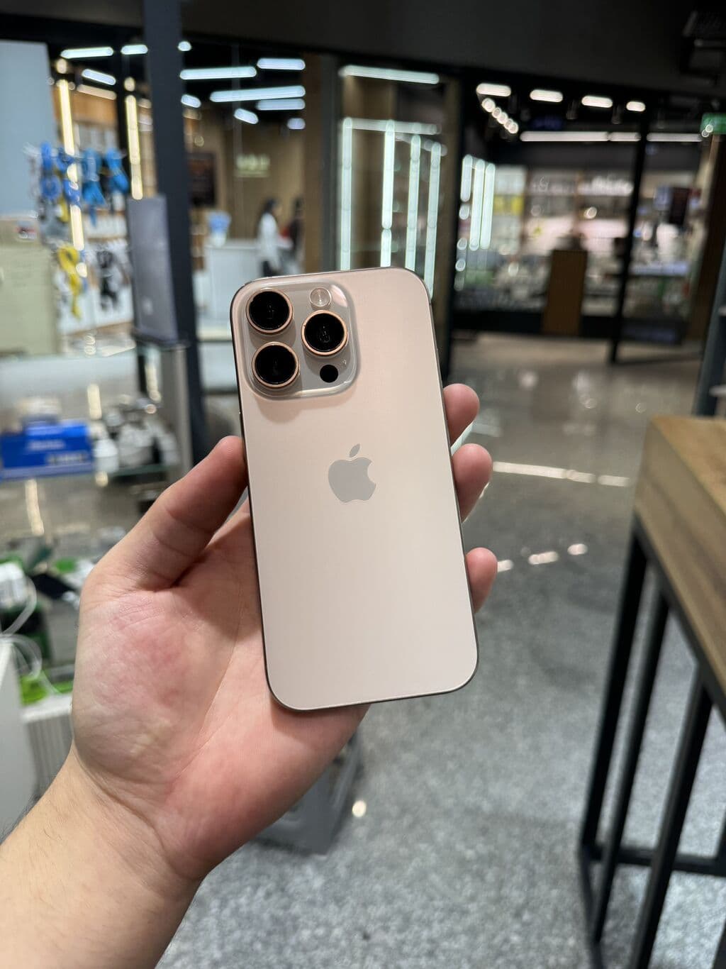 IPhone 16 Pro, Б/у, 128 ГБ, Desert Titanium, Защитное стекло, Чехол, 89 %
